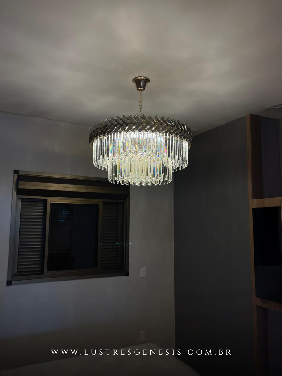 Lustre de cristal redondo Ø80 Taipé instalado no teto de uma sala de jantar, com design contemporâneo e detalhes sofisticados, ideal para ambientes residenciais elegantes.